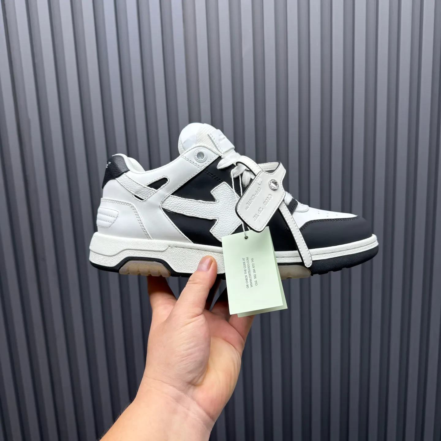 【off- white】P: 620💰Couple model👫, Size: 35-44 (Customized for men 38.45.46) High-quality version👊 "Out of office" series original molding, original lasting, production process 1:1 Original ➰OFF GRAY WHITE OW ➰ First-layer cowhide Imported skin-friendly and environmentally friendly polyester mesh Original molding high elastic and environmentally friendly molding pad Made with the original lasting process. The original molded rubber outsole (never yellows and deforms) has a super correct shape, bright color and strong three-dimensional effect👍. Packaging💯Full set of packaging synchronized with the official website (branded paper, certificate of quality, branded cloth bag)